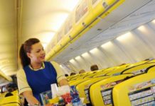 Αεροσυνοδός αποκαλύπτει τι πρέπει να κάνετε στις μεγάλες πτήσεις με ύπνο και παπούτσια