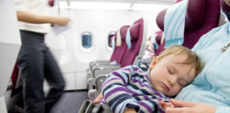 Πώς θα κρατήσετε τα παιδιά σας απασχολημένα στο αεροπλάνο;