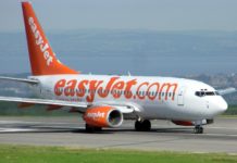 Πιλότος της easyJet σε διαθεσιμότητα μετά από γυμνή περιπλάνηση