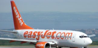Πιλότος της easyJet σε διαθεσιμότητα μετά από γυμνή περιπλάνηση