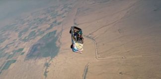 Ελεύθερη πτώση από αεροπλάνο με ένα… αυτοκίνητο! (βίντεο)