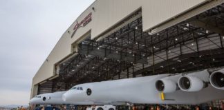 Stratolaunch: Το μεγαλύτερο αεροπλάνο στον κόσμο ετοιμάζεται να απογειωθεί
