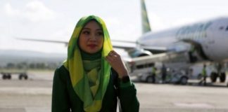 Υποχρεωτική η μαντίλα για μουσουλμάνες αεροσυνοδούς σε επαρχία της Ινδονησίας