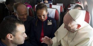 Γάμο εν πτήσει τέλεσε ο Πάπας Φραγκίσκος!