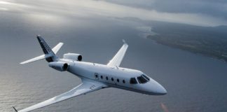 Πιλότος σκοτώθηκε από… την πόρτα του αεροπλάνου