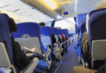 Χαμός για… ανάκλιση καθίσματος: «Άπλωσε τα πόδια της πάνω μου και με χτυπούσε»