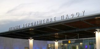 Διαμαρτυρία από πολίτες της Πάφου για πτήσεις στην Αθήνα