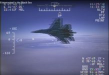 Η στιγμή που περνά ρωσικό μαχητικό ξυστά από αμερικανικό κατασκοπευτικό (βίντεο)