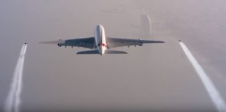 Δύο jetmen πετούν μαζί με αεροσκάφος της Emirates! (βίντεο)