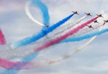 Συντριβή αεροσκάφους επιδείξεων Red Arrows- Εκτινάχθηκε ο πιλότος