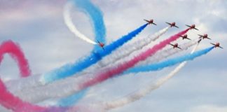 Συντριβή αεροσκάφους επιδείξεων Red Arrows- Εκτινάχθηκε ο πιλότος