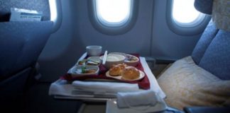 Τι δεν πρέπει να τρώτε μέσα στο αεροπλάνο;
