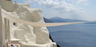 Η Daily Mail εκθειάζει τη Σαντορίνη: Δωμάτια με φόντο το ηφαίστειο και το μπλε του Αιγαίου
