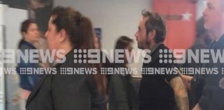 Αργοπορημένος επιβάτης επιχείρησε να ανοίξει την πόρτα του αεροσκάφους