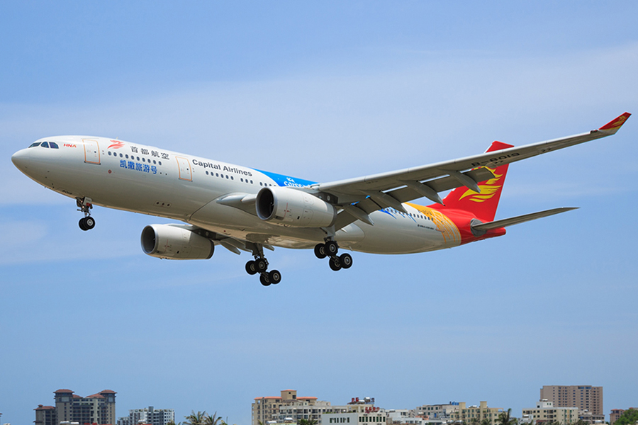 Capital_Airlines_Airbus_A330-243_on_finals_at_Sanya_Phoenix_International_Airport