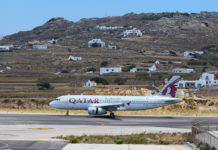 H Qatar Airways προσγειώνεται στο αεροδρόμιο της Μυκόνου
