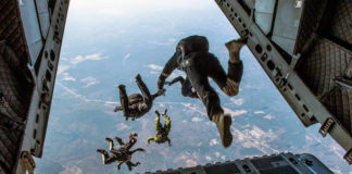 Τραγικό δυστύχημα: Σύγκρουση αλεξιπτωτιστών στον αέρα