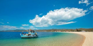 Γαλάζιες Σημαίες: Ρεκόρ με 617 βραβευμένες ακτές η Ελλάδα, με πρώτη τη Χαλκιδική