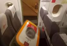 Ζεστάθηκε στο αεροπλάνο και άνοιξε την έξοδο κινδύνου!
