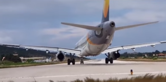 Τουρίστας «απογειώνεται» μαζί με αεροσκάφος (vid)