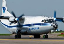 Αεροπλάνο πέταξε 10 μέτρα πάνω από τις ταράτσες των σπιτιών