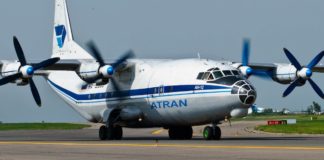 Αεροπλάνο πέταξε 10 μέτρα πάνω από τις ταράτσες των σπιτιών