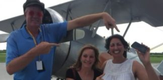 Της έπεσε το κινητό από το αεροπλάνο και το βρήκε άθικτο!