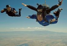Ο James Corden έπεσε από αεροπλάνο μαζί με τον Tom Cruise