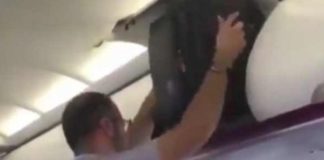 «Πάλευε» με τη βαλίτσα του στο αεροπλάνο και έγινε viral