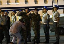 H πτήση επαναπατρισμού των δύο Ελλήνων (vid)