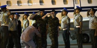 H πτήση επαναπατρισμού των δύο Ελλήνων (vid)