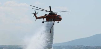 Το πρώτο ελικόπτερο που έφτασε στο Μάτι έμεινε από καύσιμα