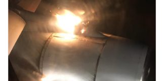 Επιασε φωτιά ο κινητήρας αεροπλάνου μετά την απογείωση(vid)