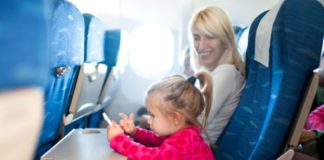 Πως να είναι ήσυχο το παιδί όταν ταξιδεύετε με αεροπλάνο