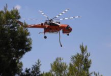Φωτιά σε οικισμό στη Ρόδο: Ελικόπτερο παίρνει μέρος στην κατάσβεση