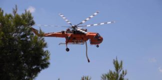 Φωτιά σε οικισμό στη Ρόδο: Ελικόπτερο παίρνει μέρος στην κατάσβεση