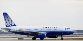 Έκπληκτοι οι επιβάτες είδαν τον πιλότο να πέφτει για ύπνο