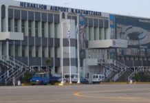 Ο επιβάτης με το νούμερο «3.000.000» βραβεύεται στο αεροδρόμιο Ηρακλείου