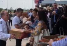 Καθυστέρησε το αερoπλάνο κι ο πιλότος κέρασε πίτσες τους επιβάτες (vid)