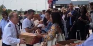 Καθυστέρησε το αερoπλάνο κι ο πιλότος κέρασε πίτσες τους επιβάτες (vid)