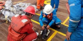 Εντείνονται οι έρευνες για τον εντοπισμό της ατράκτου του Boeing