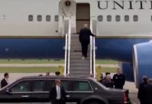 Τραμπ: Ανέβηκε στο Air Force 1 με χαρτί στο παπούτσι (vid)