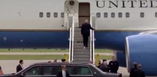 Τραμπ: Ανέβηκε στο Air Force 1 με χαρτί στο παπούτσι (vid)
