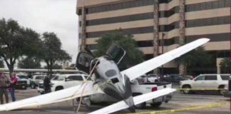 Μικρό αεροσκάφος έπεσε σε πάρκινγκ στο Τέξας (vid)
