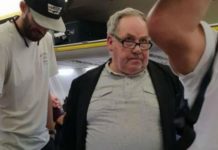 Σάλος με τη ρατσιστική επίθεση άνδρα εναντίον έγχρωμης γυναίκας σε πτήση