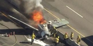 ΗΠΑ: Αεροσκάφος συνετρίβη σε αυτοκινητόδρομο και τυλίχτηκε στις φλόγες