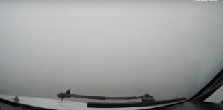 Αεροσκάφος προσγειώνεται μέσω παχιάς ομίχλης (vid)