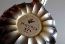 Προτίμησε να πιει ένα μπουκάλι κονιάκ από το να το δώσει στην ασφάλεια του αεροδρομίου