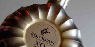 Προτίμησε να πιει ένα μπουκάλι κονιάκ από το να το δώσει στην ασφάλεια του αεροδρομίου