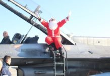 Ο Άγιος Βασίλης με μαχητικό F-16 στη Λάρισα